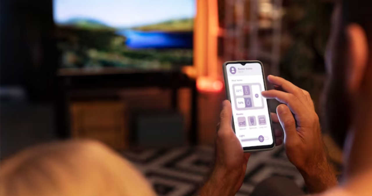 Un deget apăsând pictograma Smart View din meniul de setări rapide al unui telefon Android