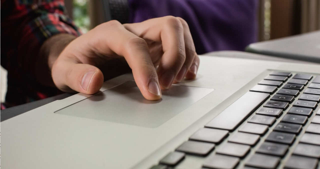 un cursor face click pe butonul insert page number aflat in bara de optiuni de sus a programului microsoft word