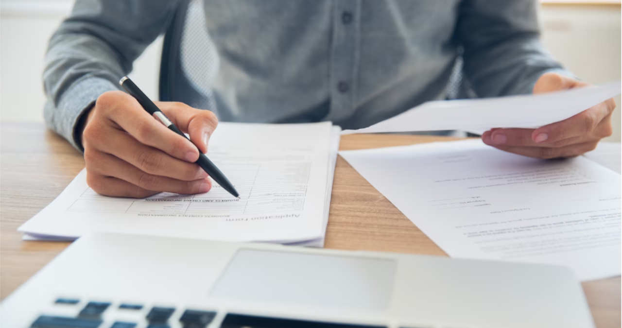 document printat cu un model de cerere de concediu de odihna completat si semnat pe un birou