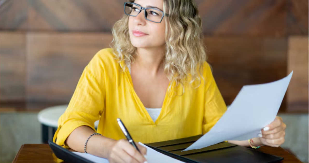 O cerere de învoire completată și semnată așezată pe un birou de corporație