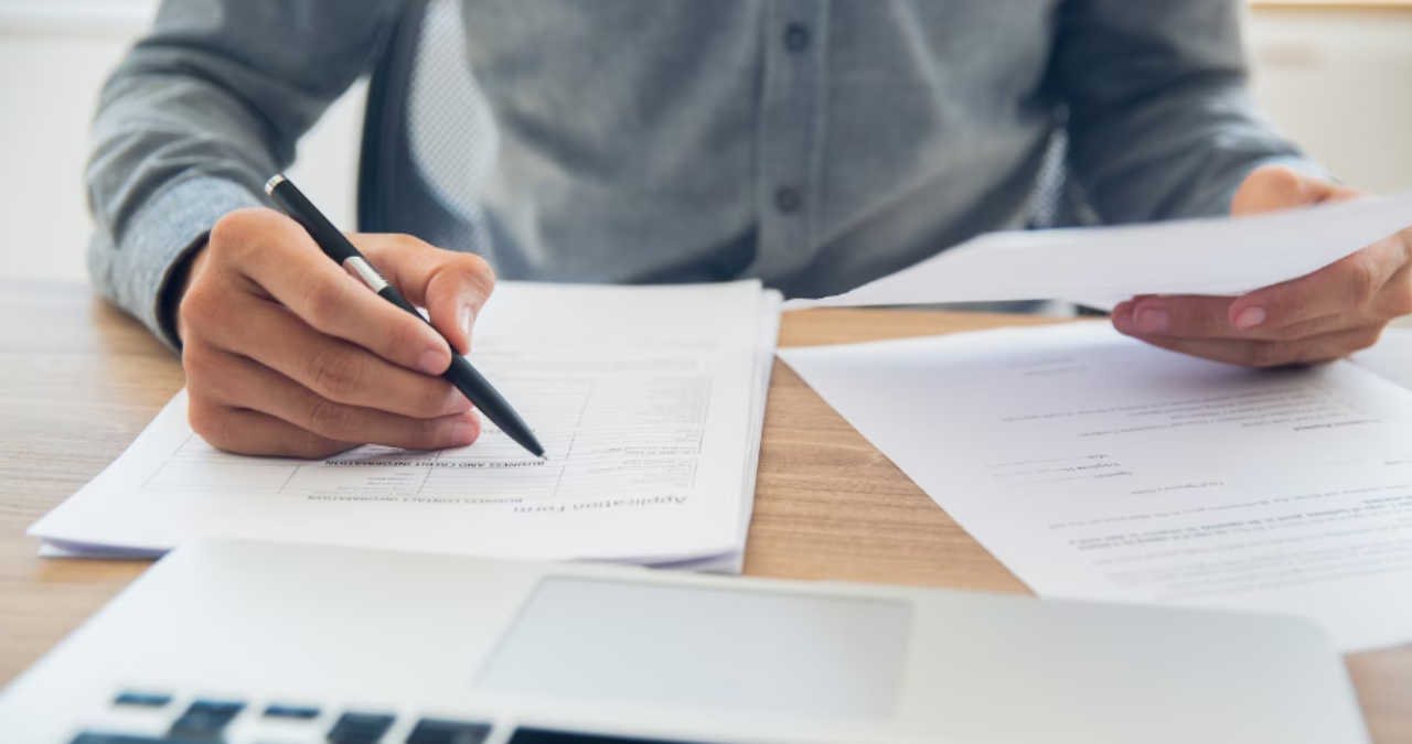 O scrisoare oficială de notificare a schimbării sediului social aflată pe un birou modern corporativ