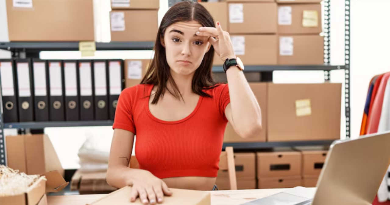 Pagină de notițe cu un model de reclamație completat pentru un magazin online