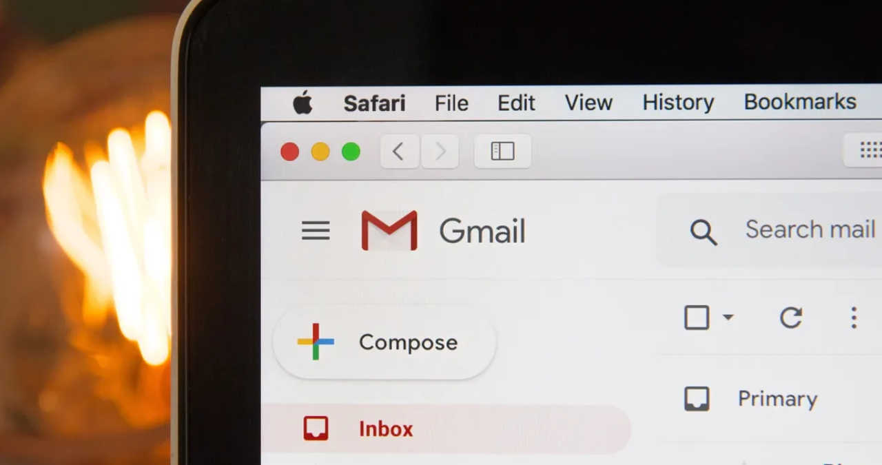 un telefon mobil afisand meniul aplicatiei google cu optiunea de a adauga un cont nou de email