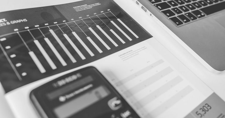 Cum Blochezi Primul Rând și Coloana în Google Sheets (2026)
