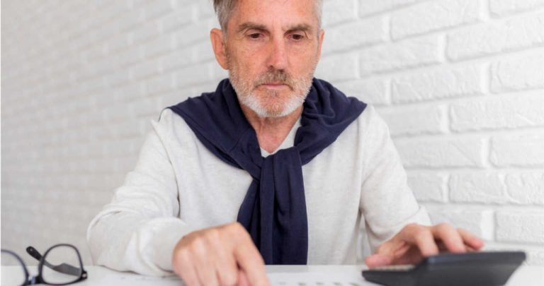 Calculator financiar online pentru calculul taxelor la ANAF pentru PFA și activități independente