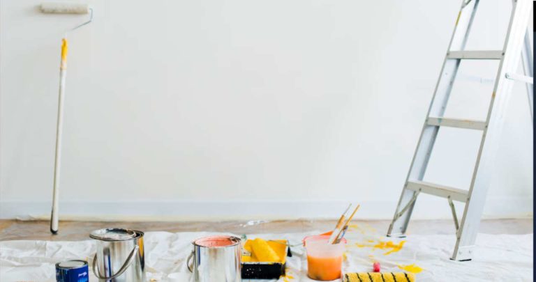 un monitor care afiseaza calculatorul pentru cantitatea de vopsea lavabila alaturi de un trafalet si o galeata