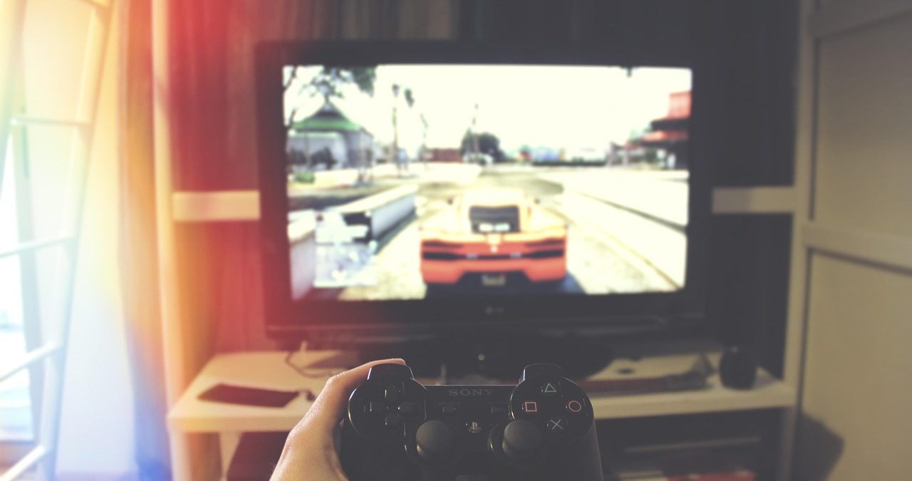 Cum Conectezi Controller Xbox sau PlayStation la PC (2026)