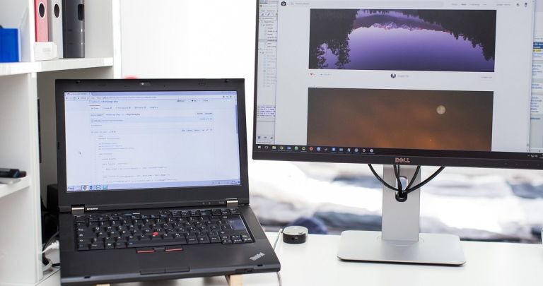 Cum conectezi două monitoare la laptop sau PC în 2026