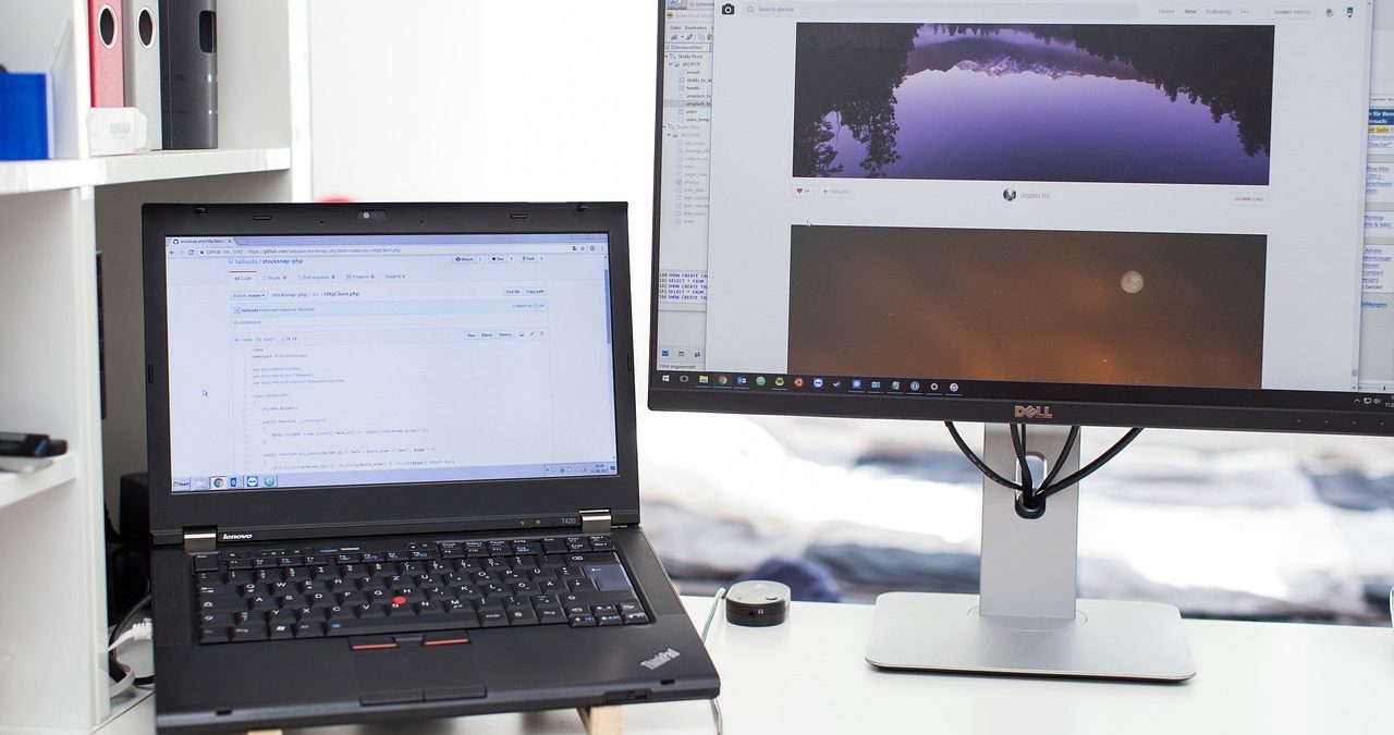 Cum conectezi două monitoare la laptop sau PC în 2026