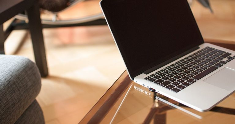 Cum conectezi un mouse sau o tastatură wireless la laptop
