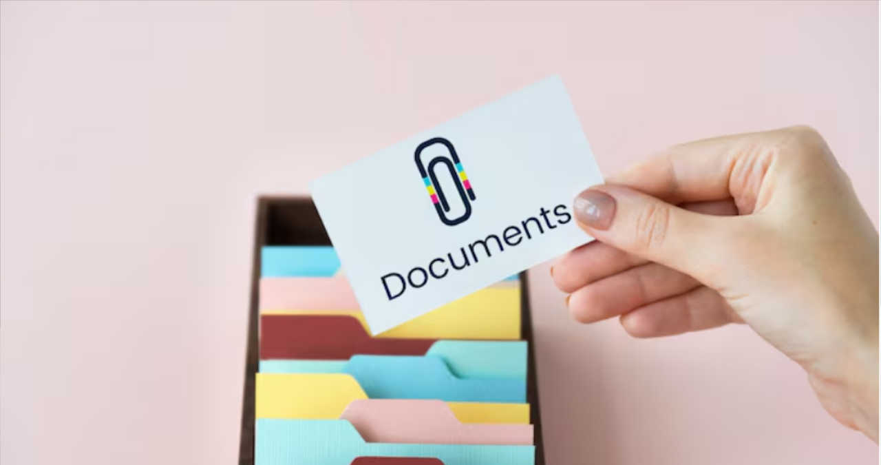 un monitor de calculator afisand o fereastra de microsoft word in care este importat un fisier pdf pentru editare