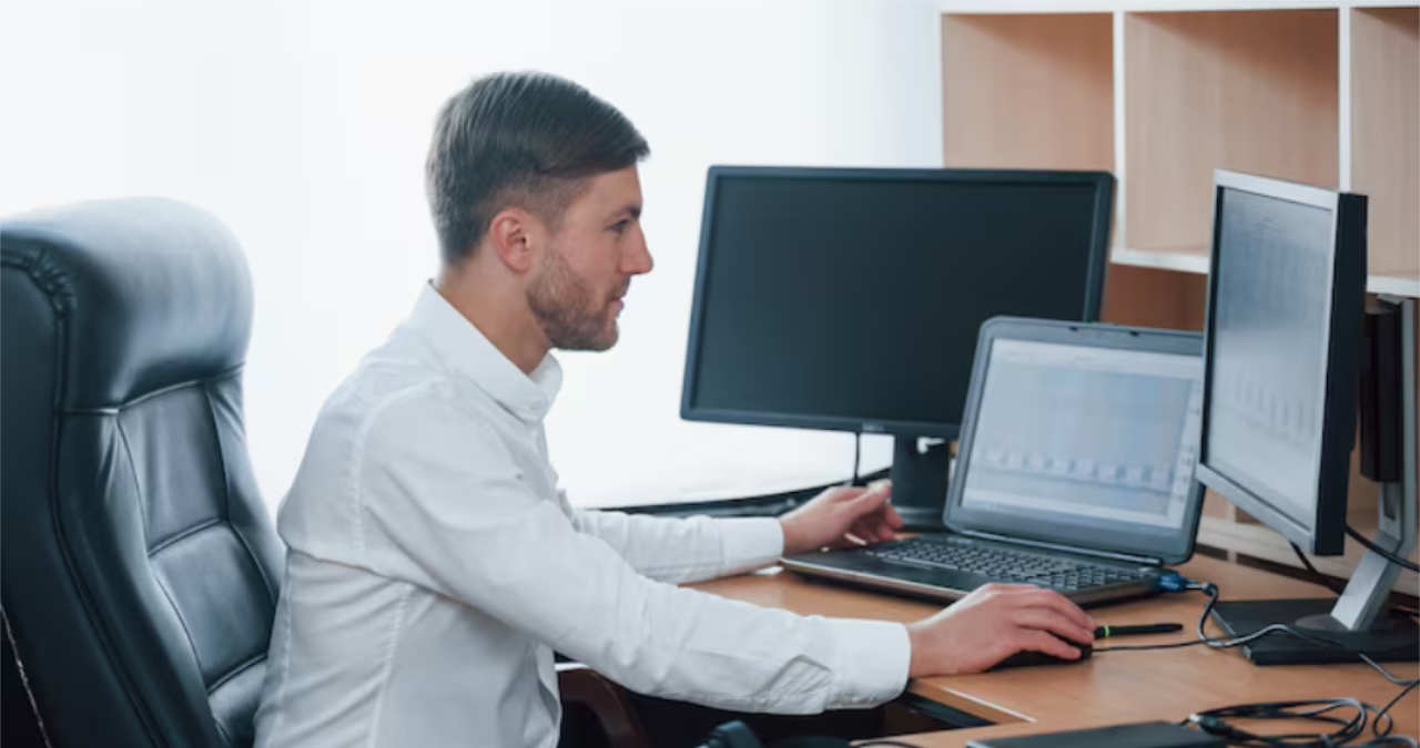 un mouse selecteaza mai multe poze asezate pe desktop pentru a fi printate si salvate ca document pdf