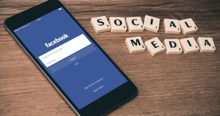 Cum Descarci Video de pe Facebook în Telefon sau PC (2026)