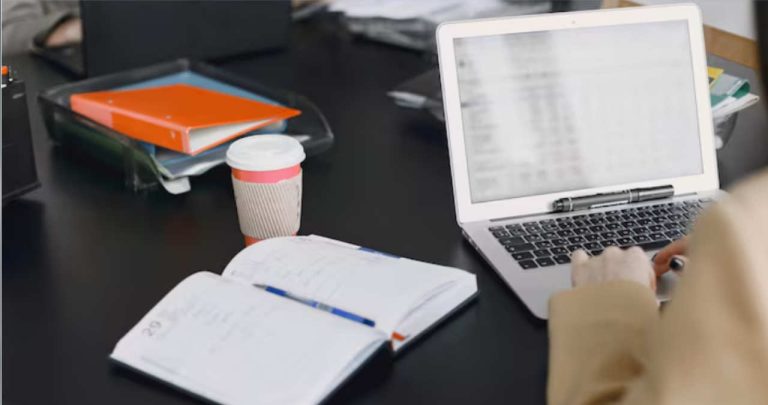 tastatura de calculator deasupra careia apare document microsoft word redactat corect cu diacritice in limba romana