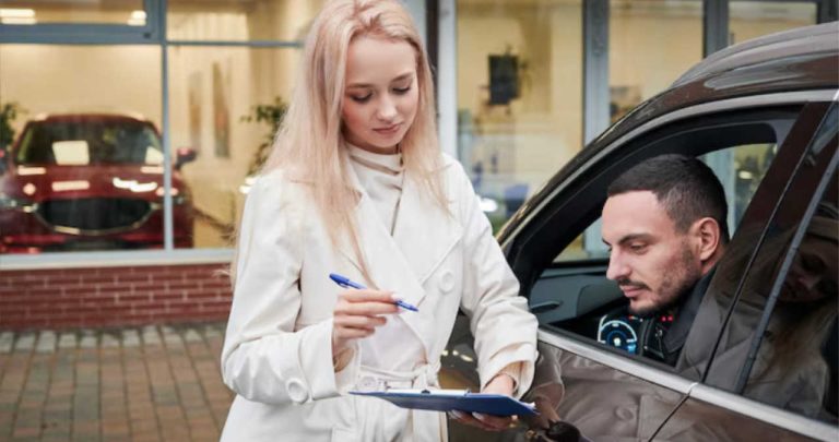 Pagină printată cu un tabel completat manual reprezentând foaia de parcurs a unei mașini de firmă