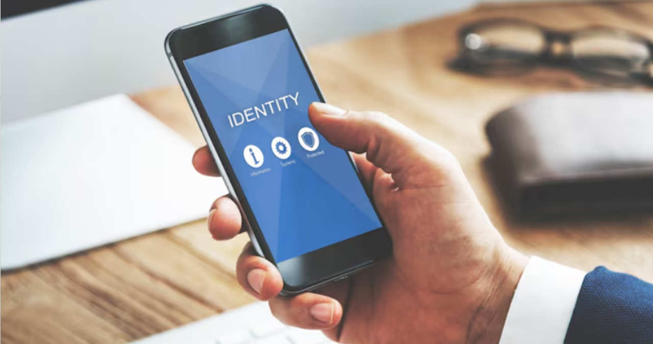 o persoana incearca sa deblocheze ecranul unui telefon android folosind un model desenat pe ecran