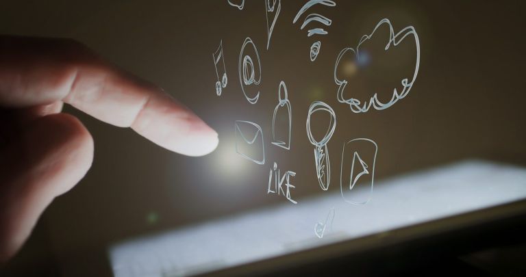 Cum Programezi Postări pe Facebook Fără Aplicații Externe