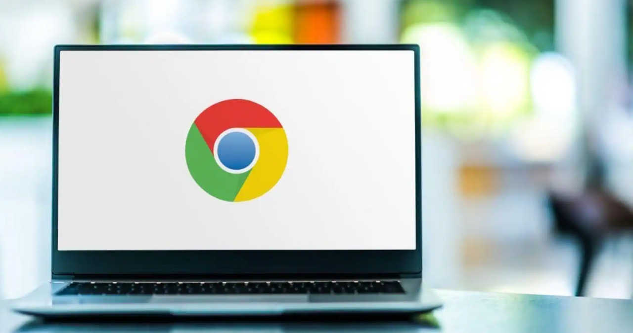 O persoană care face click pe pictograma sub formă de steluță din bara de adrese a browserului web Google Chrome