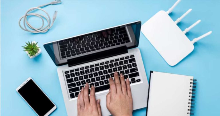 interfata de setari wireless a unui router tp link afisata pe un monitor de laptop conectat la internet