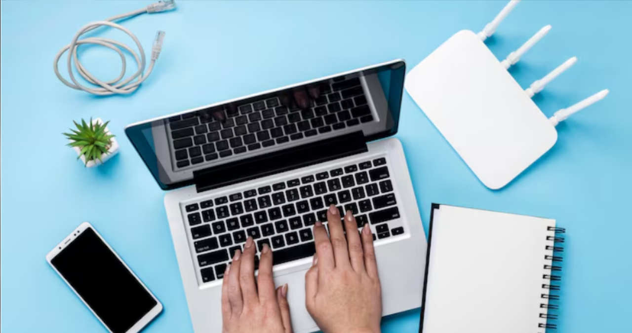 interfata de setari wireless a unui router tp link afisata pe un monitor de laptop conectat la internet