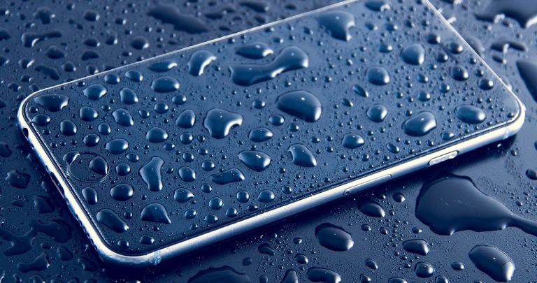 Telefon căzut în apă și nu se mai aprinde: Soluții 2026