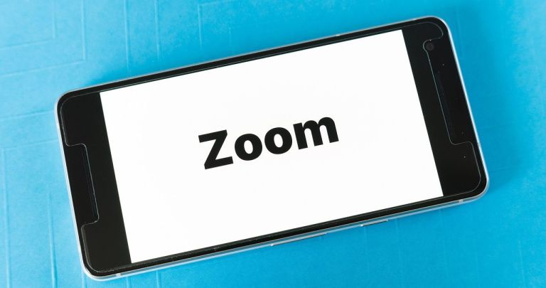Cum folosești telefonul ca webcam pentru calculator (2026)