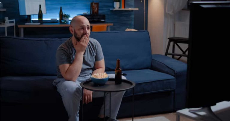 Telecomandă și ecran de televizor afișând eroarea de conexiune la rețeaua WiFi