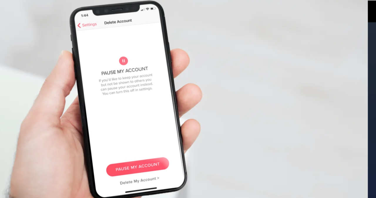 ecran de telefon mobil afisand aplicatia tinder si butonul rosu de stergere definitiva a contului
