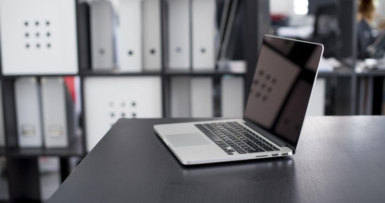 Cum transferi fișiere prin Wi-Fi între laptopuri în 2026