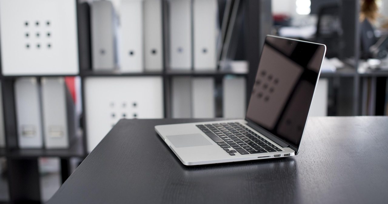 Cum transferi fișiere prin Wi-Fi între laptopuri în 2026