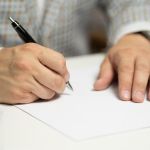 Cum elimini fundalul alb al unei semnături în Word (2026)