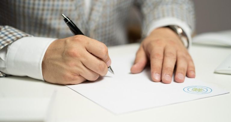 Cum elimini fundalul alb al unei semnături în Word (2026)